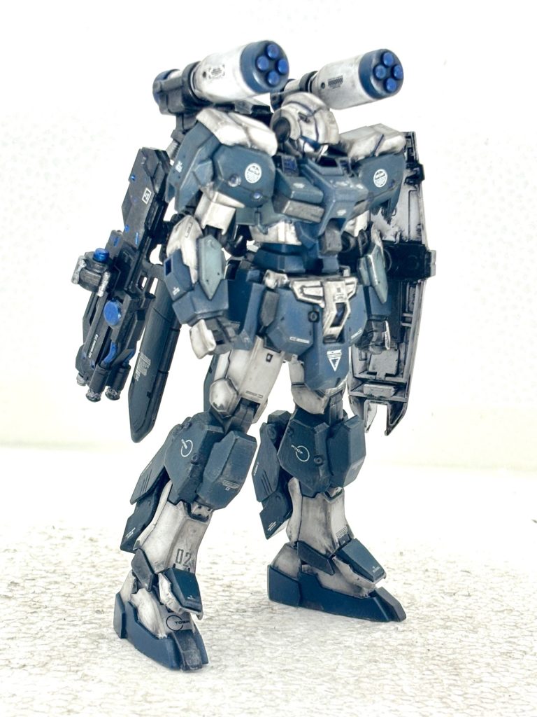 アーマー類はネイビーブルーで塗装。膝アーマーをライトアーマーのパーツに入れ替えました。正面。