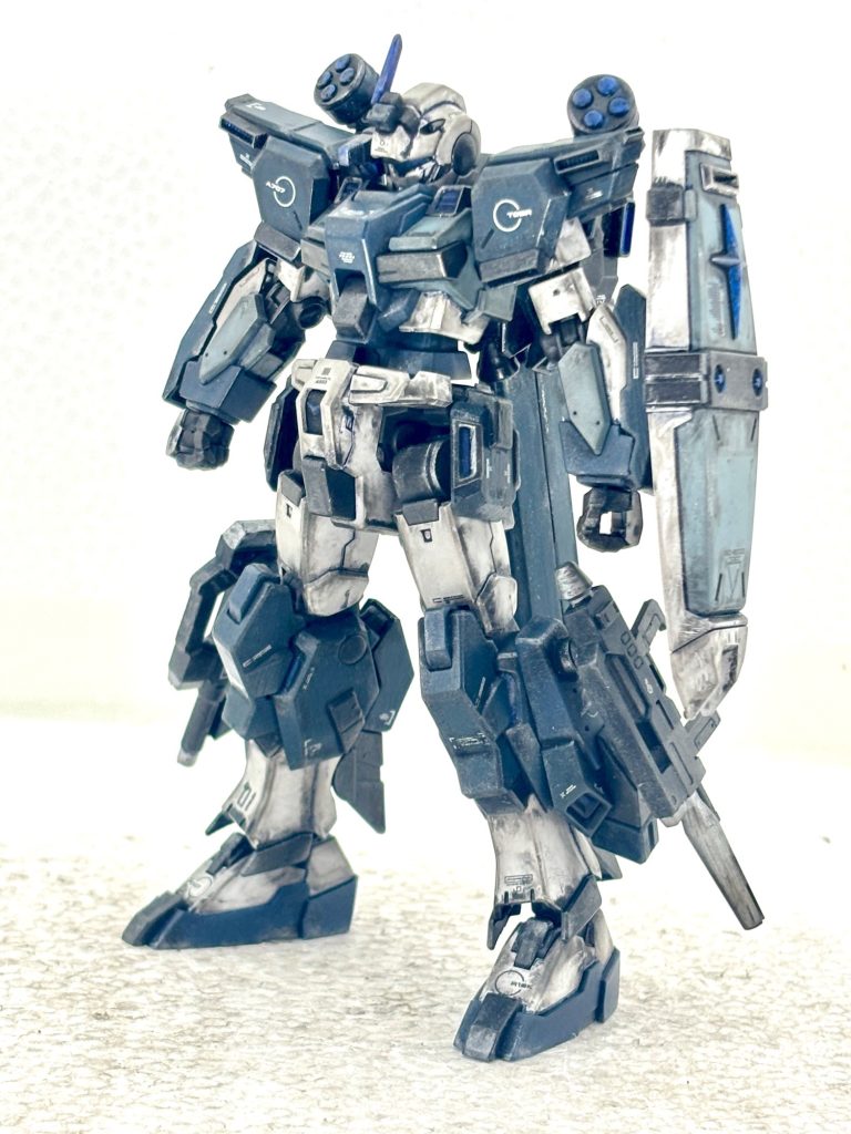 アーマー類はネイビーブルーで塗装。膝アーマーをスタンダードアーマーのパーツに入れ替えました。更に高機動化。正面。
