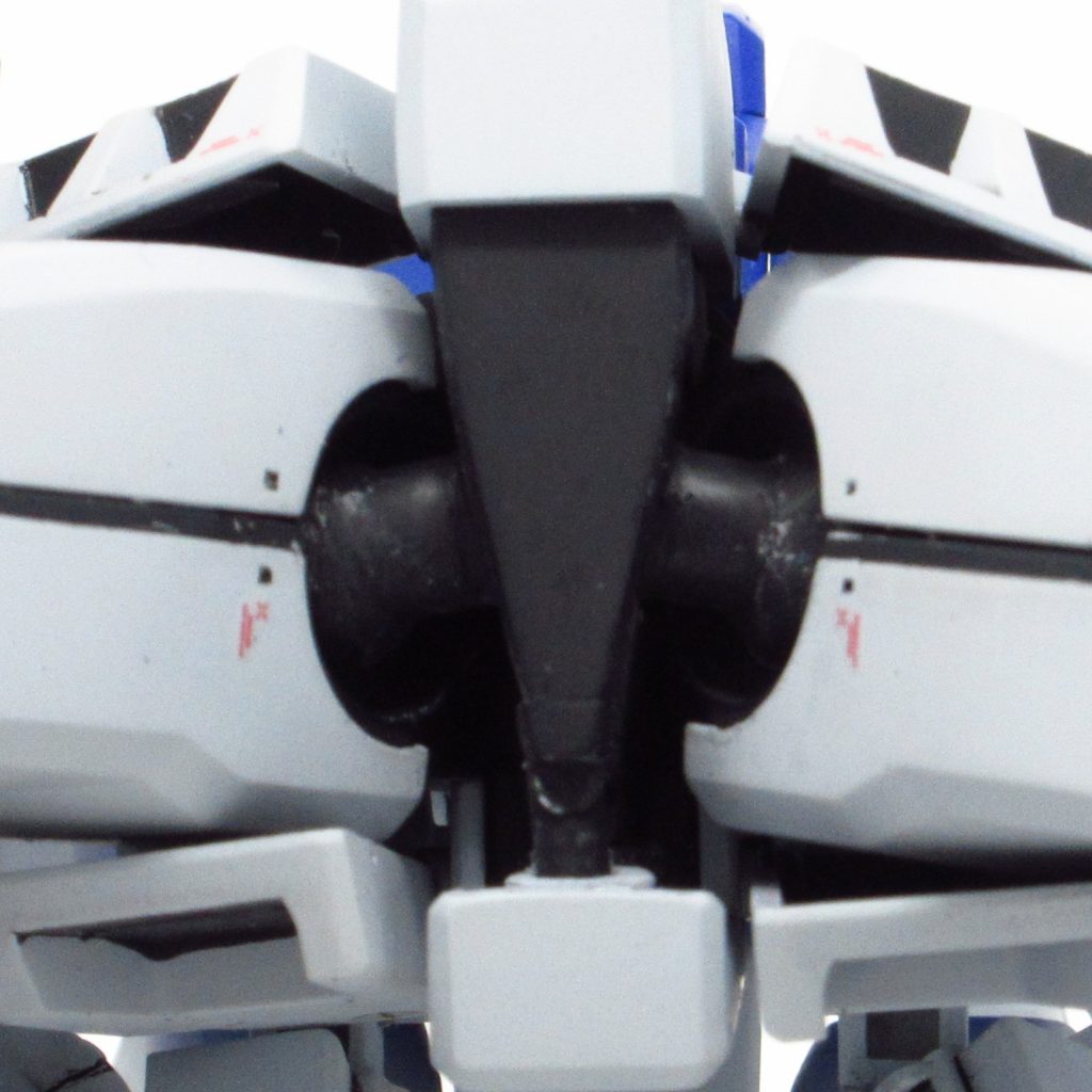足をハノ字に広げられるよう加工しました。立ち姿が力強くなったと思います