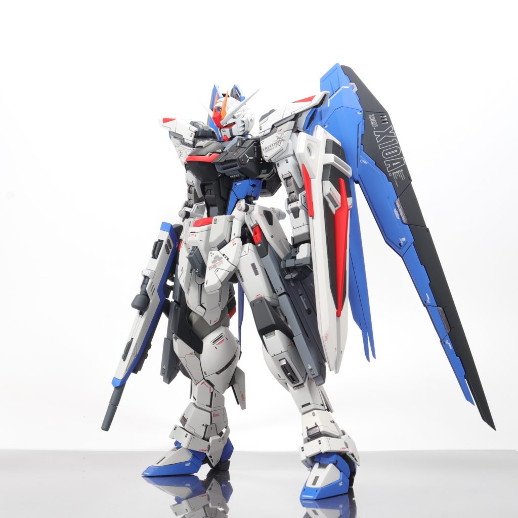 ver.2.0のスタイリッシュさとver.1.0のアニメらしさ、その中間くらいのバランスが個人的な好みだったため、外装からフレームまで幅広く手を加えています。また、背中が重く自立が難しかったため、脚部内部に鉛を仕込み、スタンド無しでも自立できるよう加工しています。&nbsp;