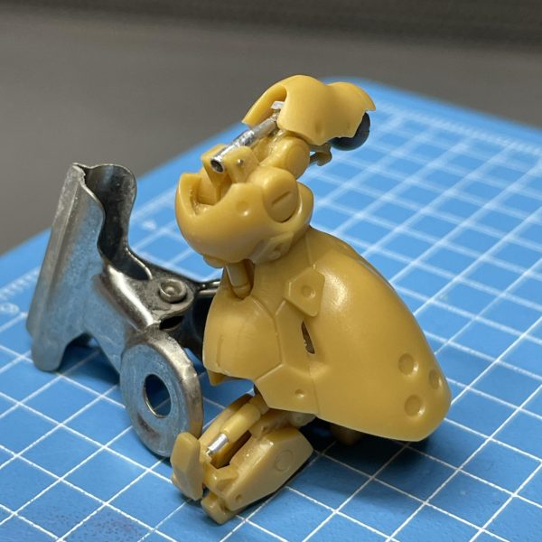 シリンダー機構を組み込んで作ってはみたものの、シックリこなかったんで見直しました。前回のではヒザを付いたらシリンダーが地面に当たってって構造。それは無いな💧ヒザが付けられる装甲たるものを取付けて、シリンダーのアウター・インナーを逆に。ヒザを伸ばした状態でヒザ装甲は見えますが、これでいいでしょう🖐️調整していきます。このパーツをあと3つ削り出しかぁ…💦（3枚目）