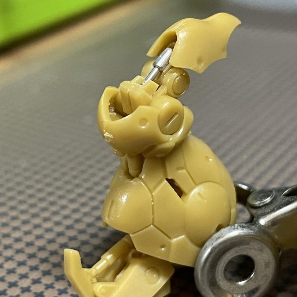 シリンダー機構を組み込んで作ってはみたものの、シックリこなかったんで見直しました。前回のではヒザを付いたらシリンダーが地面に当たってって構造。それは無いな💧ヒザが付けられる装甲たるものを取付けて、シリンダーのアウター・インナーを逆に。ヒザを伸ばした状態でヒザ装甲は見えますが、これでいいでしょう🖐️調整していきます。このパーツをあと3つ削り出しかぁ…💦（2枚目）