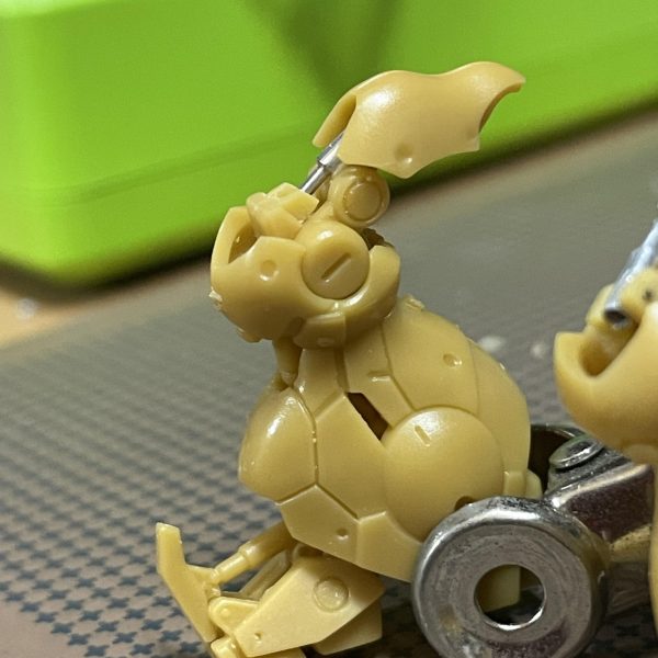 シリンダー機構を組み込んで作ってはみたものの、シックリこなかったんで見直しました。前回のではヒザを付いたらシリンダーが地面に当たってって構造。それは無いな💧ヒザが付けられる装甲たるものを取付けて、シリンダーのアウター・インナーを逆に。ヒザを伸ばした状態でヒザ装甲は見えますが、これでいいでしょう🖐️調整していきます。このパーツをあと3つ削り出しかぁ…💦（4枚目）