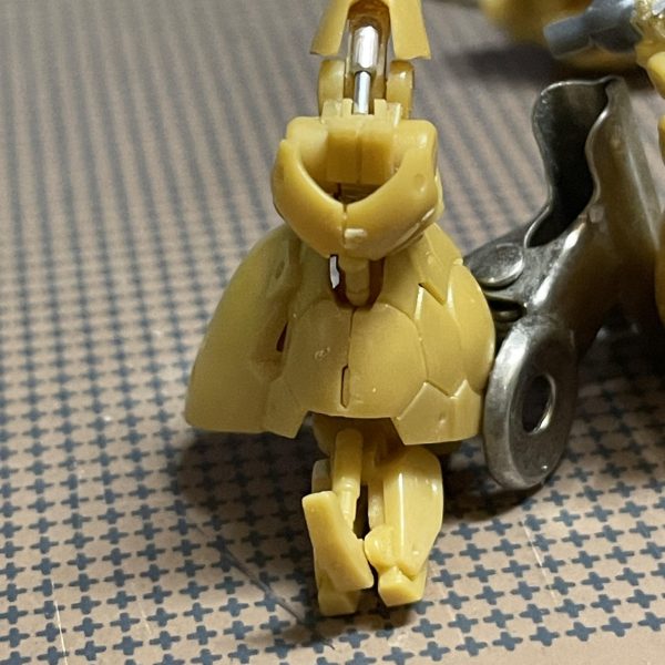 シリンダー機構を組み込んで作ってはみたものの、シックリこなかったんで見直しました。前回のではヒザを付いたらシリンダーが地面に当たってって構造。それは無いな💧ヒザが付けられる装甲たるものを取付けて、シリンダーのアウター・インナーを逆に。ヒザを伸ばした状態でヒザ装甲は見えますが、これでいいでしょう🖐️調整していきます。このパーツをあと3つ削り出しかぁ…💦（6枚目）