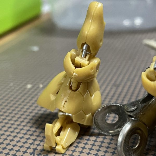 シリンダー機構を組み込んで作ってはみたものの、シックリこなかったんで見直しました。前回のではヒザを付いたらシリンダーが地面に当たってって構造。それは無いな💧ヒザが付けられる装甲たるものを取付けて、シリンダーのアウター・インナーを逆に。ヒザを伸ばした状態でヒザ装甲は見えますが、これでいいでしょう🖐️調整していきます。このパーツをあと3つ削り出しかぁ…💦（5枚目）