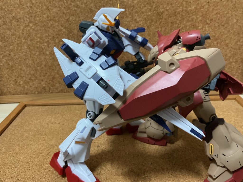この格闘したらどっちが勝つのかA I オデュッセウスガンダムとメッサーが真っ向から取っ組み合い（格闘戦）をした場合、オデュッセウスガンダムが圧倒的に有利です。一見、重装甲なメッサーが有利に見えますが、機体性能の世代が違います。📊 性能スペックの比較項目オデュッセウスガンダム (RX-104)メッサーF01型 (Me02R-F01) [1]全高/頭頂高26.0m（大型・高出力）23.0m [1]（一回り小さい）本体重量31.2t（最新素材で軽量）31.0t [1]（ほぼ同じ）ジェネレーター出力5,940kW（超高出力）3,340kW [1]（標準的）装甲材質ガンダリウム・コンポジットガンダリウム合金 [1]🥊 取ッ組み合いでオデュッセウスが勝つ3つの理由パワーが2倍近く違うオデュッセウスのジェネレーター出力はメッサーの約1.8倍です。組み合って力比べをした場合、メッサーは力負けしてねじ伏せられます。体格（リーチ）の差頭一つ分オデュッセウスの方が大きく、手足も長いため、組み合う前の打撃や組み付く際の間合いで優位に立ちます。格闘向けの隠し武器があるオデュッセウスの両腕には「コンポジット・ウェポン・ユニット」が装備されています。ゼロ距離でここからビーム・サーベルを直接展開したり、メガ粒子砲を押し付けたりできるため、組み合った状態からの奇襲・一撃必殺が可能です。💥 メッサー側の唯一の勝機メッサーが勝つとすれば、重装甲を活かした「突撃の勢い（質量兵器としての体当たり）」でオデュッセウスを転倒させ、マウントポジションを取って実体マチェット（大型ナタ）やバルカンをコックピットに叩き込むような泥臭い奇襲のみです。しかし、オデュッセウスの反応速度とパワーを考えると、正面からの組み合いでその展開に持ち込むのは極めて困難です。