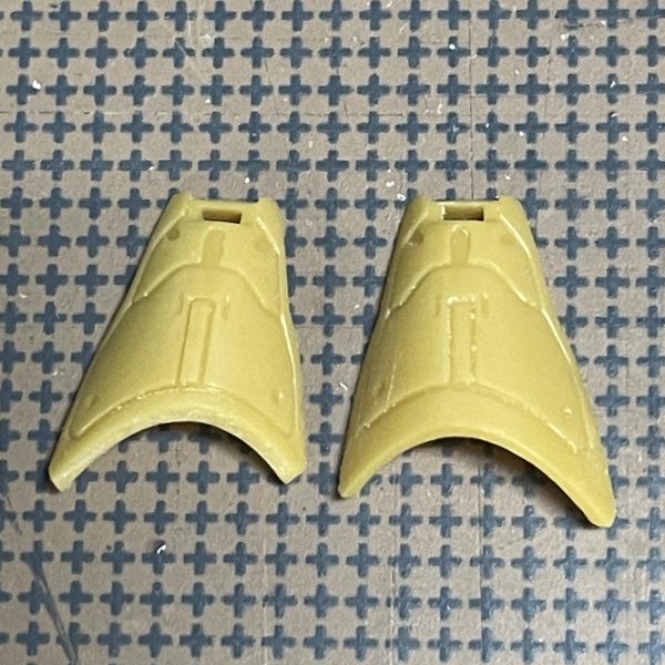 ギラドーガの作業は終わったんですが、散らかしすぎて塗装のために片付けるのが面倒で…。まとめて塗ります。で、サザビーをいつもの脚長スタイルにと工作してます。思いの外、おおまかな改造はサクッと終了です😁今回はいつもと違う素材も使って、肩はボールジョイント、頭は軸を少し後方へずらして顎をひいてます。脚は太ももだけでなく、ヒザ、足首でも延長してます。サイドスカートはひとまわり小さく。いいかんじ✌️うーん、股が空いてるか。太もも関節を詰めようか…🤔（7枚目）