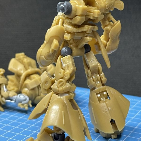 ギラドーガの作業は終わったんですが、散らかしすぎて塗装のために片付けるのが面倒で…。まとめて塗ります。で、サザビーをいつもの脚長スタイルにと工作してます。思いの外、おおまかな改造はサクッと終了です😁今回はいつもと違う素材も使って、肩はボールジョイント、頭は軸を少し後方へずらして顎をひいてます。脚は太ももだけでなく、ヒザ、足首でも延長してます。サイドスカートはひとまわり小さく。いいかんじ✌️うーん、股が空いてるか。太もも関節を詰めようか…🤔（6枚目）