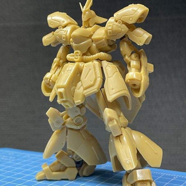 ギラドーガの作業は終わったんですが、散らかしすぎて塗装のために片付けるのが面倒で…。まとめて塗ります。で、サザビーをいつもの脚長スタイルにと工作してます。思いの外、おおまかな改造はサクッと終了です😁今回はいつもと違う素材も使って、肩はボールジョイント、頭は軸を少し後方へずらして顎をひいてます。脚は太ももだけでなく、ヒザ、足首でも延長してます。サイドスカートはひとまわり小さく。いいかんじ✌️うーん、股が空いてるか。太もも関節を詰めようか…🤔（2枚目）