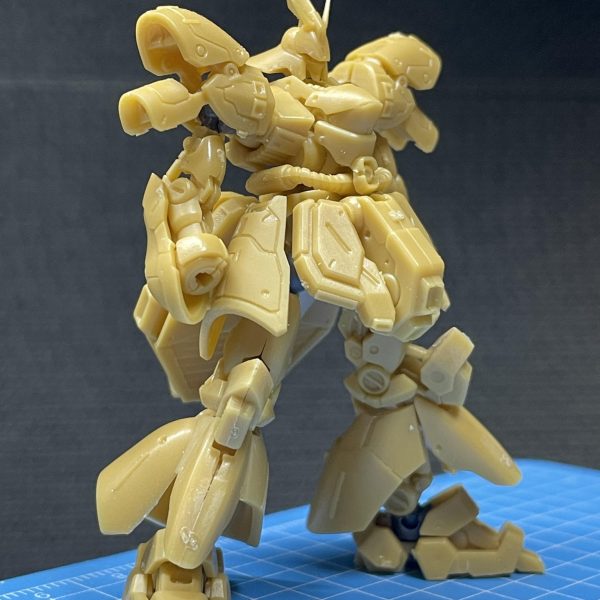 ギラドーガの作業は終わったんですが、散らかしすぎて塗装のために片付けるのが面倒で…。まとめて塗ります。で、サザビーをいつもの脚長スタイルにと工作してます。思いの外、おおまかな改造はサクッと終了です😁今回はいつもと違う素材も使って、肩はボールジョイント、頭は軸を少し後方へずらして顎をひいてます。脚は太ももだけでなく、ヒザ、足首でも延長してます。サイドスカートはひとまわり小さく。いいかんじ✌️うーん、股が空いてるか。太もも関節を詰めようか…🤔（4枚目）