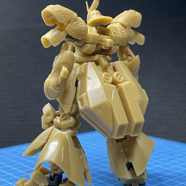 ギラドーガの作業は終わったんですが、散らかしすぎて塗装のために片付けるのが面倒で…。まとめて塗ります。で、サザビーをいつもの脚長スタイルにと工作してます。思いの外、おおまかな改造はサクッと終了です😁今回はいつもと違う素材も使って、肩はボールジョイント、頭は軸を少し後方へずらして顎をひいてます。脚は太ももだけでなく、ヒザ、足首でも延長してます。サイドスカートはひとまわり小さく。いいかんじ✌️うーん、股が空いてるか。太もも関節を詰めようか…🤔（3枚目）