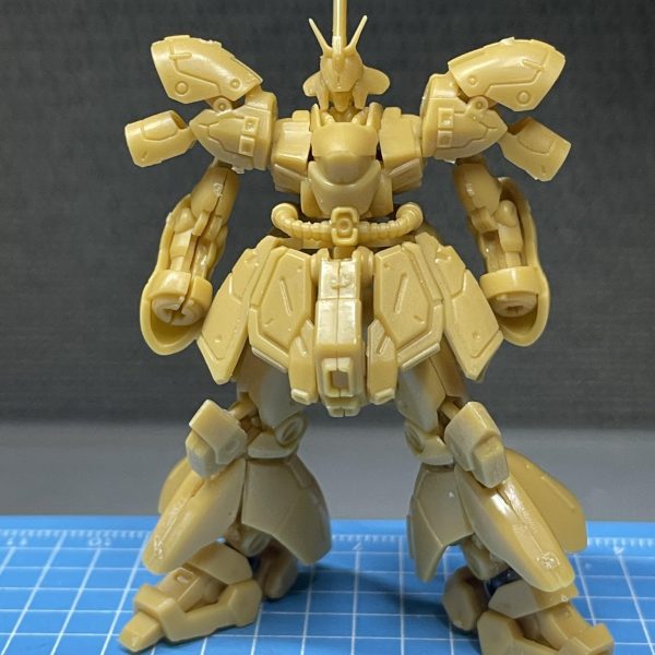 ギラドーガの作業は終わったんですが、散らかしすぎて塗装のために片付けるのが面倒で…。まとめて塗ります。で、サザビーをいつもの脚長スタイルにと工作してます。思いの外、おおまかな改造はサクッと終了です😁今回はいつもと違う素材も使って、肩はボールジョイント、頭は軸を少し後方へずらして顎をひいてます。脚は太ももだけでなく、ヒザ、足首でも延長してます。サイドスカートはひとまわり小さく。いいかんじ✌️うーん、股が空いてるか。太もも関節を詰めようか…🤔（5枚目）