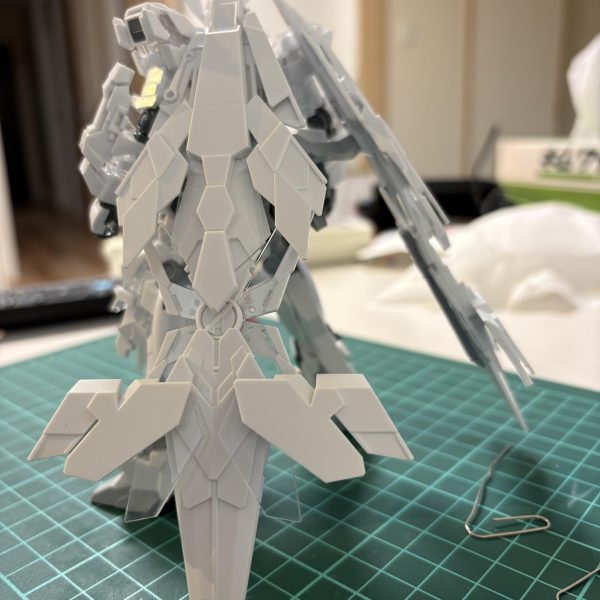 ドレスやマントのシルエットを目指してバックパックを腰に接着してアームドアーマーの位置を下げました。サーベルも腰に移動ドレスっぽいシルエットのためにシールドを前面に。マグネットで固定しています。（4枚目）