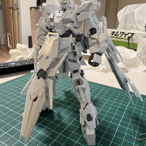 切った貼ったして改造完了最初はフェネクスの形で色だけ変えようかと思いましたが、脳内構想を形にするには改造が必要だったので頑張ってみました！機体のシルエットををマントやドレスをつけたような形を目指しました。バックパックを腰に貼り付け、バックパック取り付け穴は塞ぎました。サーベルは腰に帯刀しています。前垂れに見立てたシールドはマグネットで着いています。増設スラスターのみビルダーズパーツを使っていますが、他は全てペイントモデルのパーツを使っています。今はカラーリングの構想中です。（2枚目）