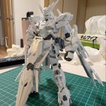 ドレスやマントのシルエットを目指してバックパックを腰に接着してアームドアーマーの[…]