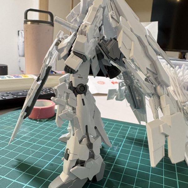 ドレスやマントのシルエットを目指してバックパックを腰に接着してアームドアーマーの位置を下げました。サーベルも腰に移動ドレスっぽいシルエットのためにシールドを前面に。マグネットで固定しています。（2枚目）