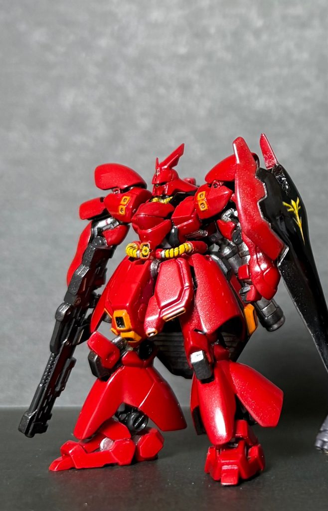 色々と書きましたが、この度のアーティファクトのサザビーも、ガンスタの皆さんの作品を見ながら、真正面から戦わず、多くの投稿作品に埋もれないよう意識して作ってみました(zaku-kao8)みなさんが細かいディテールをさらに強調してるので、アタシはディテールを無効化するという作戦で勝負に出ました(zaku-kao8)筆塗り全塗装なのですが、赤を何十層も塗ってペーパーかけて最後にクリアに極く僅かの銀を入れたものを何十層にも塗っています(zaku-kao8)なのでキモい艶があります(zaku-kao8)ディテールを埋めたり削ってるので、旧キットのような雰囲気に上がったと思います(zaku-kao8)出来上がって思ったことは、だいぶん面倒くさいことをしたのに、出来上がりが努力を感じさせない感じに上がってしまうって...アタシ何やってんだろう...。&nbsp;...ようするに、こういうことを皆さんとアヘアヘ喋れることが、アタシは嬉しいです(zaku-kao8)そういう場所を提供してくれて、日々ご苦労があることだと思いますが、本当にありがとうございます(zaku-kao8)