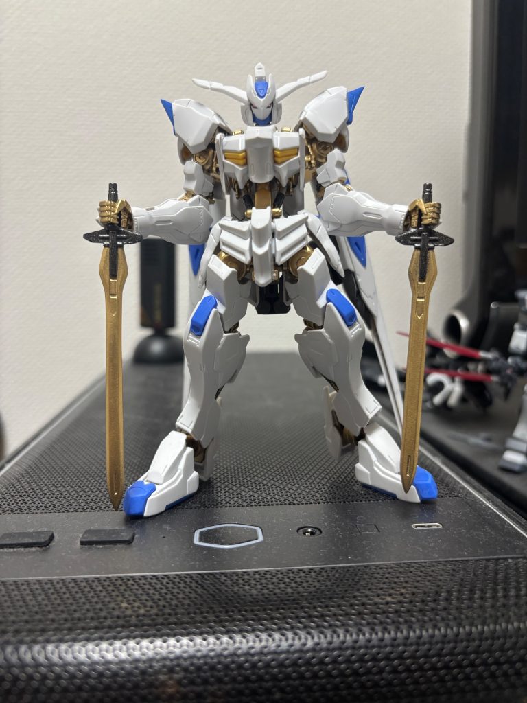 今回のガンダムバエルは友達との合作みたいな感じで苦手な塗装やデカールを丸投げして作り込みを飽きる前に完成できる所までやらせていただきました。今回は2本のバエルソードを長さを変えることで見栄えと実用を兼ね備えた仕様に変更しました。あとは考察動画を見ていて本来は剣と同様の硬度が高く希少金属な金属で作られていたらヴィタールに勝っていたという考察を見たのでそんな感じにしました。あと尖らせる所をしっかり作り込み勇者なのに悪魔的な容姿を実現させてみました。