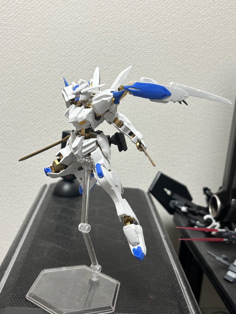 飛翔するバエル！鉄血のキットは合わせ目が無いので工作時間も減りかなり助かりましたw