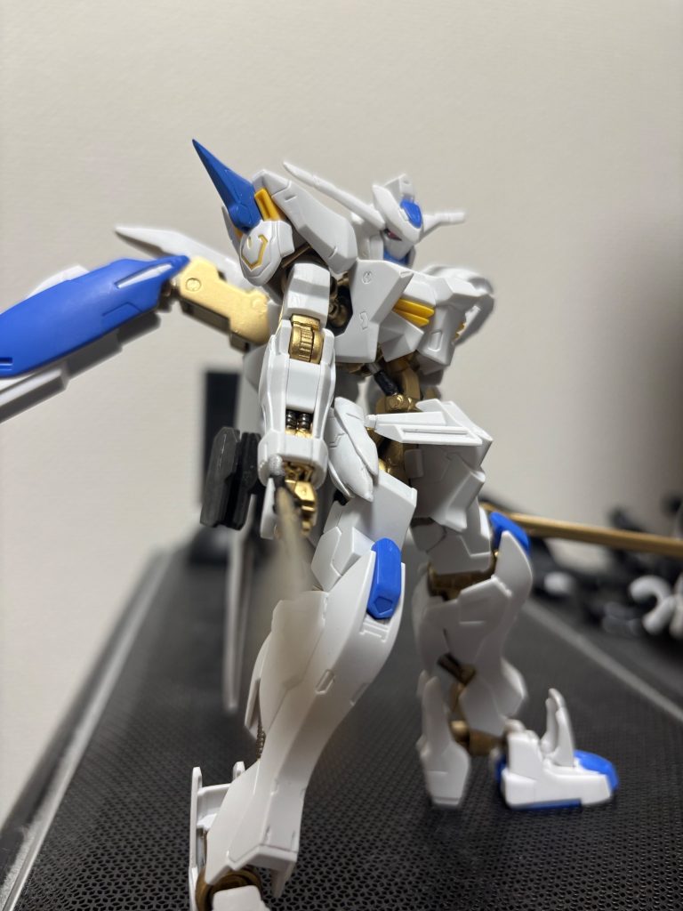 勝負あったな…的なポーズ。頭部と肩とサイドアーマーは尖らせるのをがんばりました。
