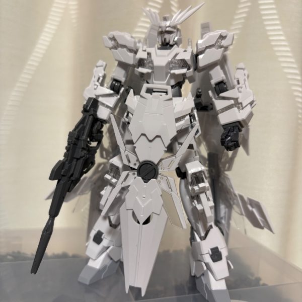 前垂れのシールドの角度調整アームドアーマー支柱の取り付け位置調整。これで肩につかなくなりました。支柱は補強を入れながら瞬着でガチガチにしました。ボディの面出しと太もものパーティングライン削りをしました。（1枚目）