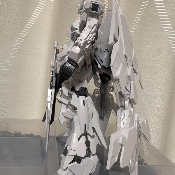 前垂れのシールドの角度調整アームドアーマー支柱の取り付け位置調整。これで肩につかなくなりました。支柱は補強を入れながら瞬着でガチガチにしました。ボディの面出しと太もものパーティングライン削りをしました。（2枚目）
