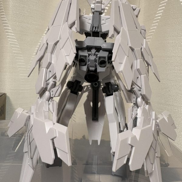 前垂れのシールドの角度調整アームドアーマー支柱の取り付け位置調整。これで肩につかなくなりました。支柱は補強を入れながら瞬着でガチガチにしました。ボディの面出しと太もものパーティングライン削りをしました。（3枚目）