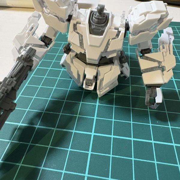 前垂れのシールドの角度調整アームドアーマー支柱の取り付け位置調整。これで肩につかなくなりました。支柱は補強を入れながら瞬着でガチガチにしました。ボディの面出しと太もものパーティングライン削りをしました。（4枚目）