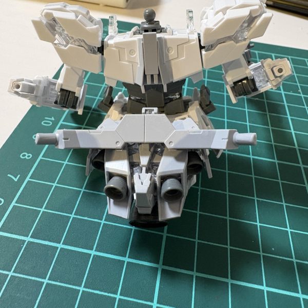 前垂れのシールドの角度調整アームドアーマー支柱の取り付け位置調整。これで肩につかなくなりました。支柱は補強を入れながら瞬着でガチガチにしました。ボディの面出しと太もものパーティングライン削りをしました。（5枚目）