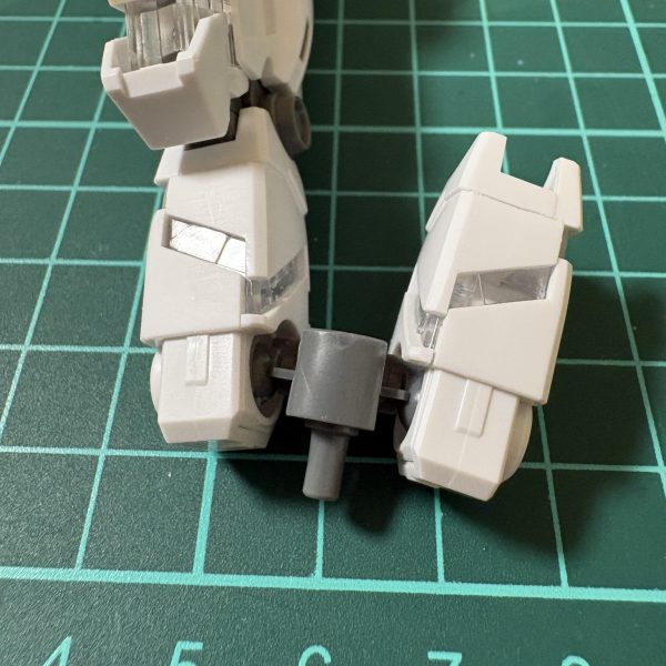 前垂れのシールドの角度調整アームドアーマー支柱の取り付け位置調整。これで肩につかなくなりました。支柱は補強を入れながら瞬着でガチガチにしました。ボディの面出しと太もものパーティングライン削りをしました。（6枚目）
