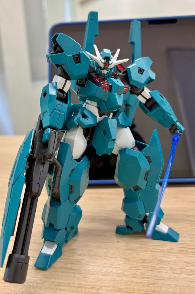 こんなにデカいガンダムだけど、パイロットはヤンチャな小柄女子なんだよね。でもサムのポーズを見て、なぜかマツコ・デラックスの声が聞こえてくるw どっちもの声で「ねぇ、あんたたちやめなさいよ〜」