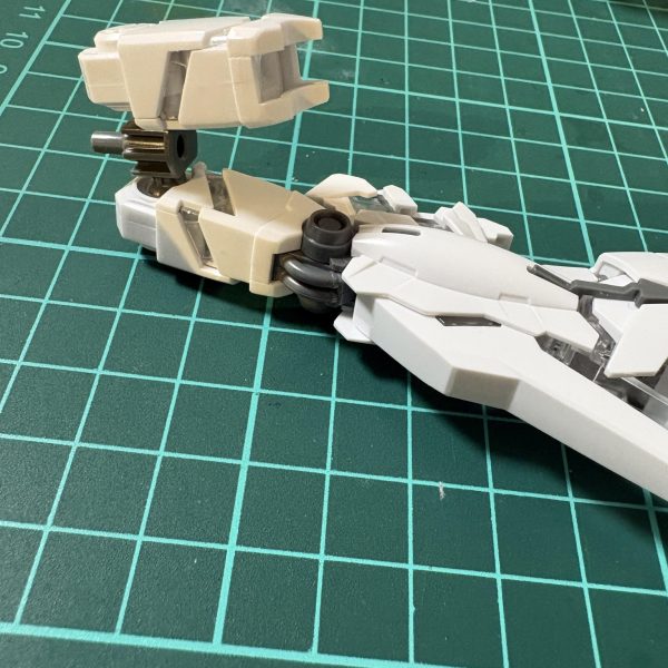 前垂れのシールドの角度調整アームドアーマー支柱の取り付け位置調整。これで肩につかなくなりました。支柱は補強を入れながら瞬着でガチガチにしました。ボディの面出しと太もものパーティングライン削りをしました。（7枚目）