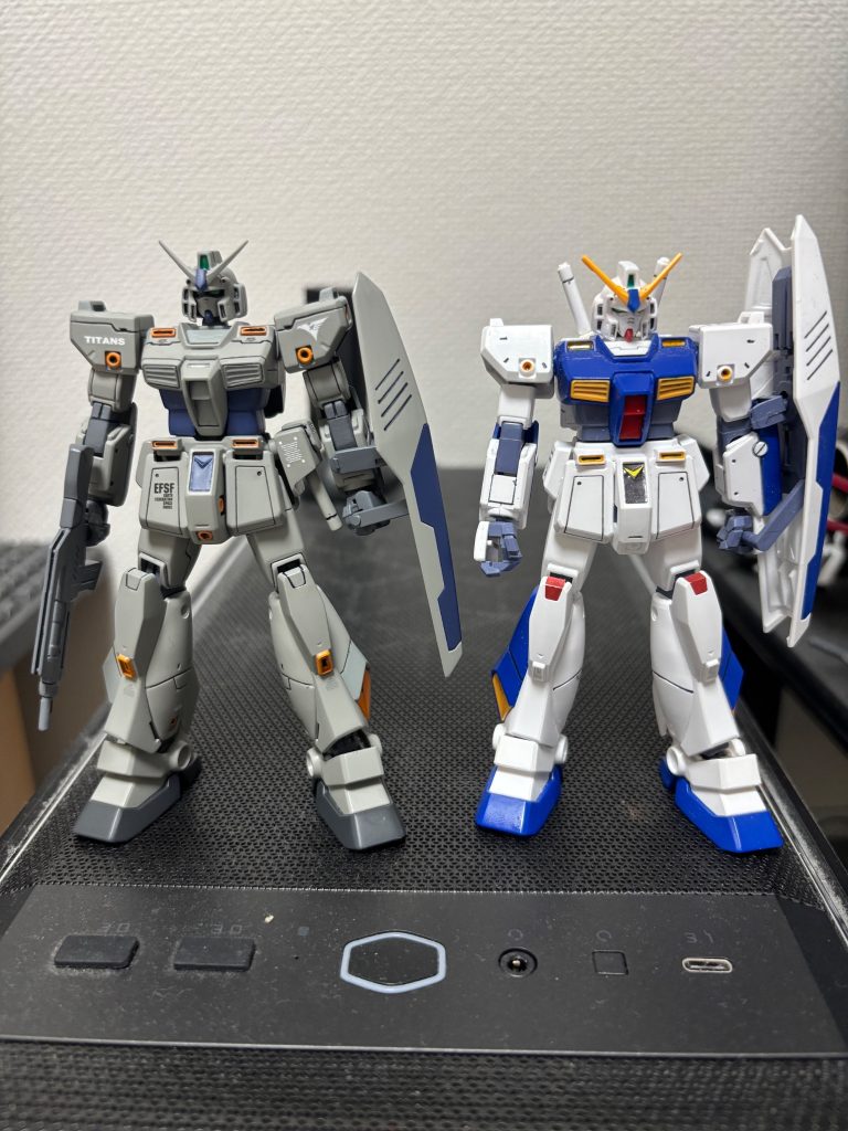 まずは現在の技術を全部突っ込んだ作品と素組みの比較です。チョバムアーマーを殺さないために装甲の付くパーツはそのままに首0.5ミリ、胴2ミリ、腰の接続軸のボールジョイント化前後で2ミリ幅増し、足首の差し込み部1ミリ、武装はビームライフルのショートライフル化、シールドは磁石の接合に変更してジョイント部を加工してシールドの持ち方を違和感なく使用できるように改造しました。
