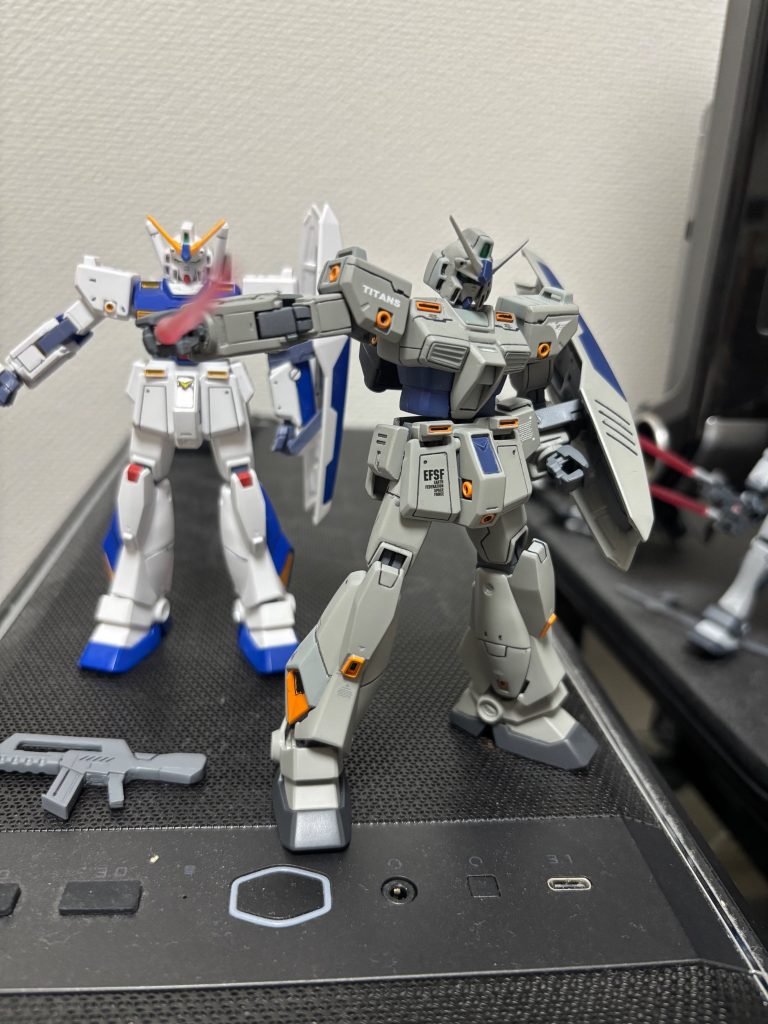 肩はちょっと切り込みを入れて腕を90度近くまで上がるように加工、ショルダーアーマーも穴を1ミリ下に広げてからプラ板で上の方をふざくことで肩の高さを1ミリ上げてます。