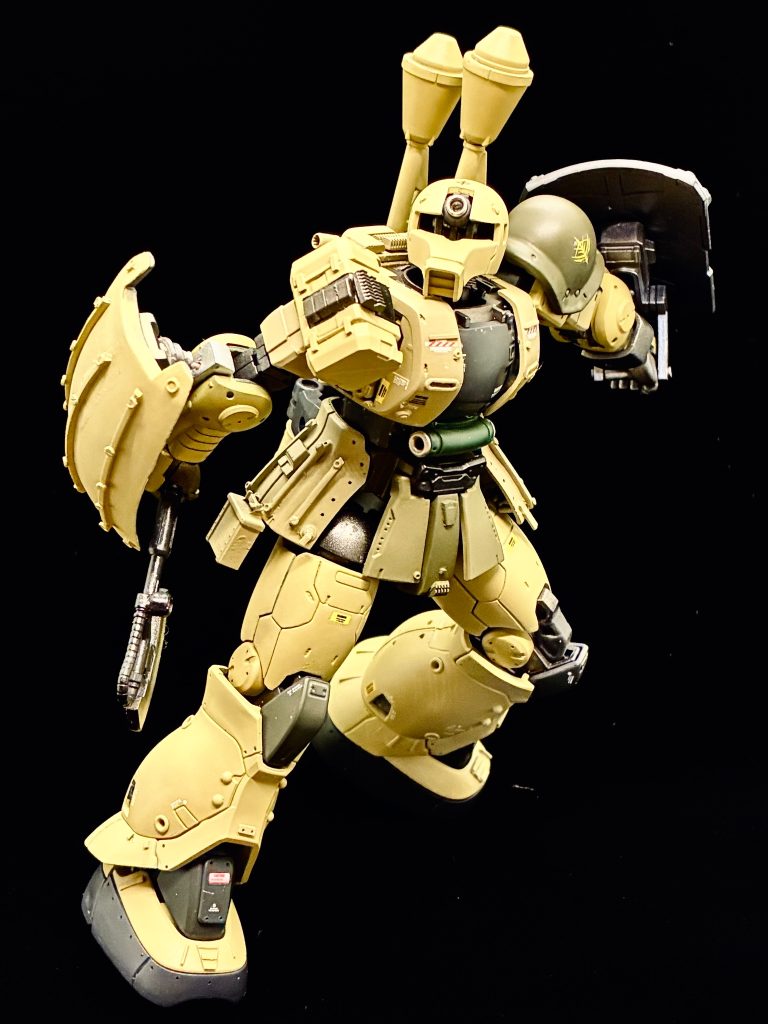 ザクスナイパーの頭部に変えたのでモノアイを飛び出させてみました。もっと凝った作りにしようと思ってましたが気力途絶えて安易にエイチアイズ。