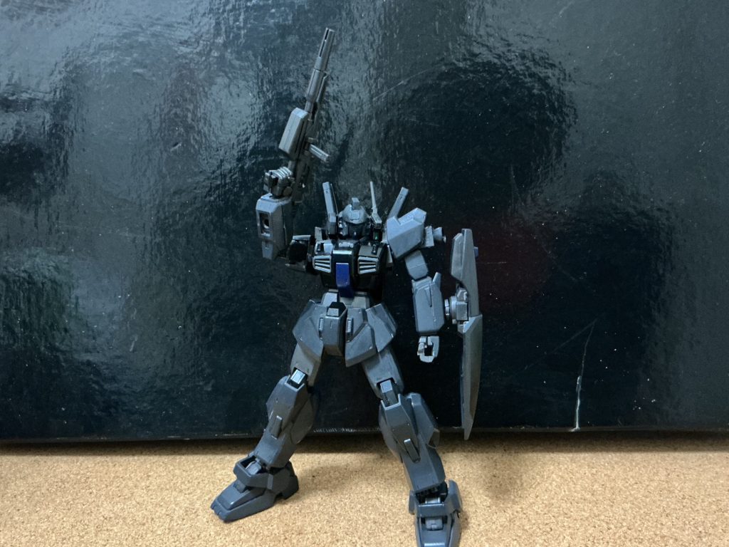 設定？エゥーゴがティターンズから強奪した3機のガンダムのうちAEに渡った1機を元にAEが生産したモデルで、デルタプラス（一説にはZプラスとも）と部隊を組むことを想定されていた。デルタプラスやゼータプラスが可変することを念頭に設計された機体であることに対し、Mkープラスは機動性の向上を念頭に設計が行われた。また、それによる機動力強化のための肩のスラスターの増設が見受けられる。また、ガンダムであるということを隠蔽するためブレードアンテナをオミットしている（ガンダムが大量生産されるとガンダム特有の敵に与える恐怖感が減ってしまうためとも言われる）またほとんどのパーツがマーク2と同型のため、マーク2の装備を使用できる。そして装甲材は軽量で丈夫なガンダリウムγを採用している。しかし、可変による戦闘機形態のスピードに追いつけなかったことや、（スラスター増設により可変機の速度と同じくらいの機動力はあったが元々マーク2はそこまでのスピードに耐えられる構造ではなく、空中分解をする恐れがあったため）また装甲材のコストやニーズが可変機だったなどの複数の理由からか大量生産には至らなかったが、機体性能は非常に高かったため、装甲の変更などをされながら少量ずつ生産され、独立部隊などに配備され続けるなどした。（UC100年に生産が終了）また一説には指揮官機もあったらしいが、機体性能は限界まで上がっていたため、外見のみの変更だったと言われているが、定かではない