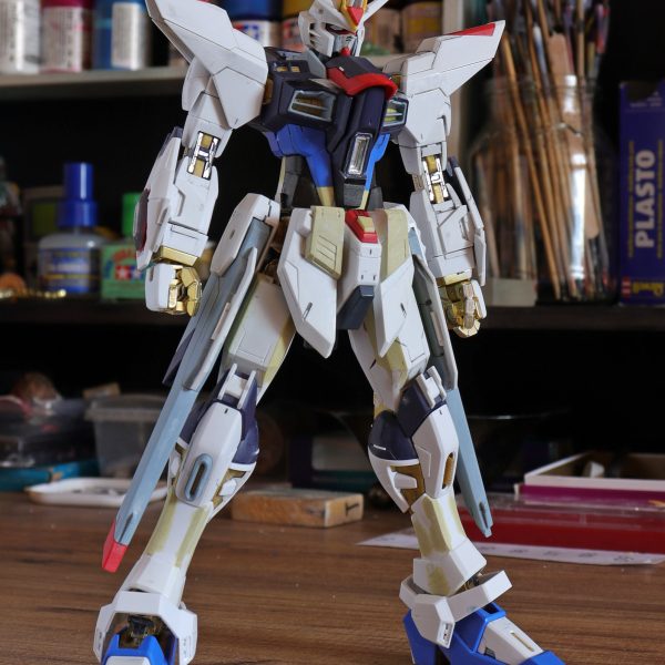 Vor einem Jahr hab ich angefangen diesen gebrauchten Strike Freedom zu renovieren. Im ersten Bild sind schon die Oberschenkel, V-Antenne und Hüfte renoviert. Dann habe ich eine Pause eingelegt. Jetzt habe ich mit der Bemalung begonnen.（3枚目）
