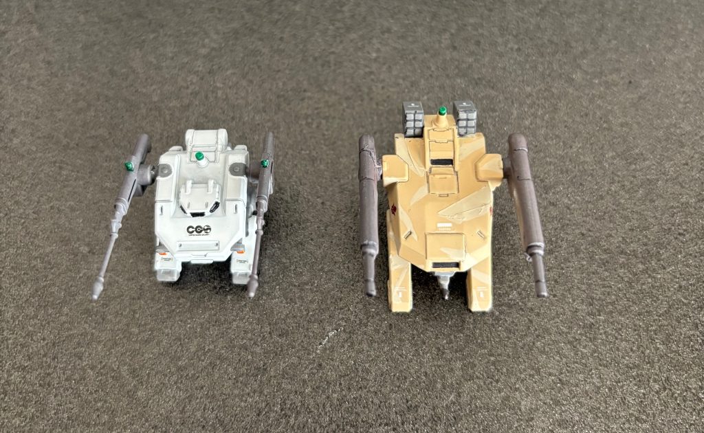 上鉄華団モビルワーカーの方が一回りデカいですね