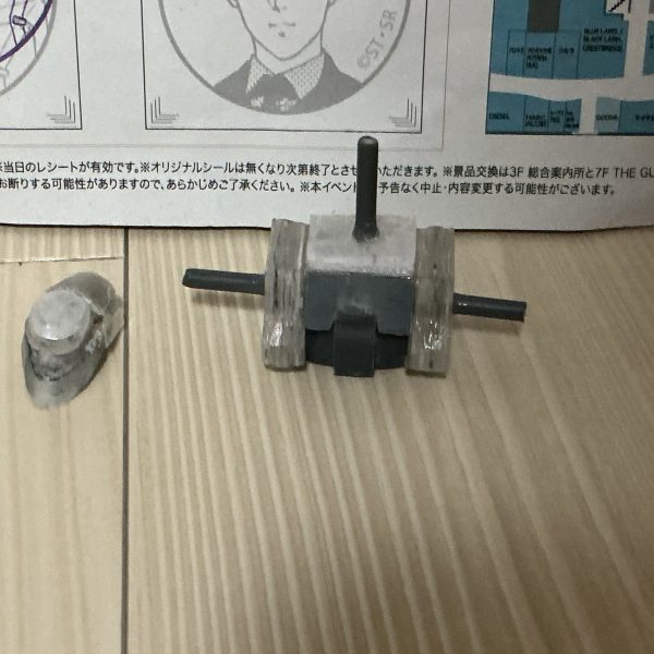 プラ板で一応造形したんですが何かが違うw どうしたらもっといい感じにできるか教えてください！！（2枚目）