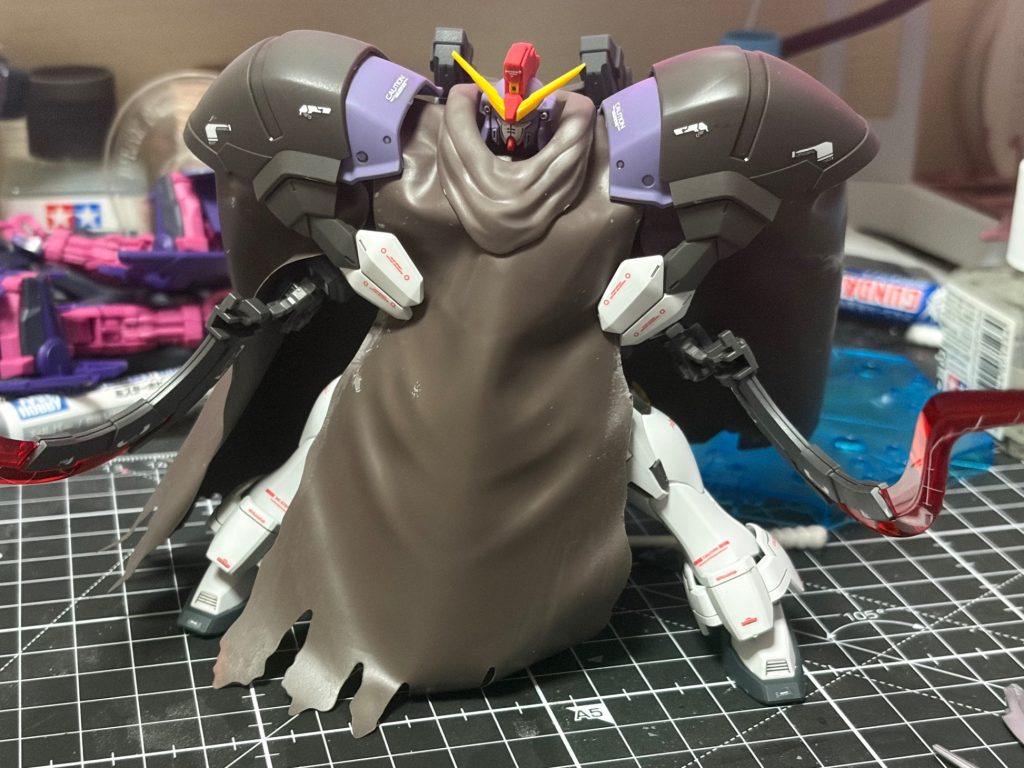 マントの質がすごいですね。紙とも布とも言えない質感