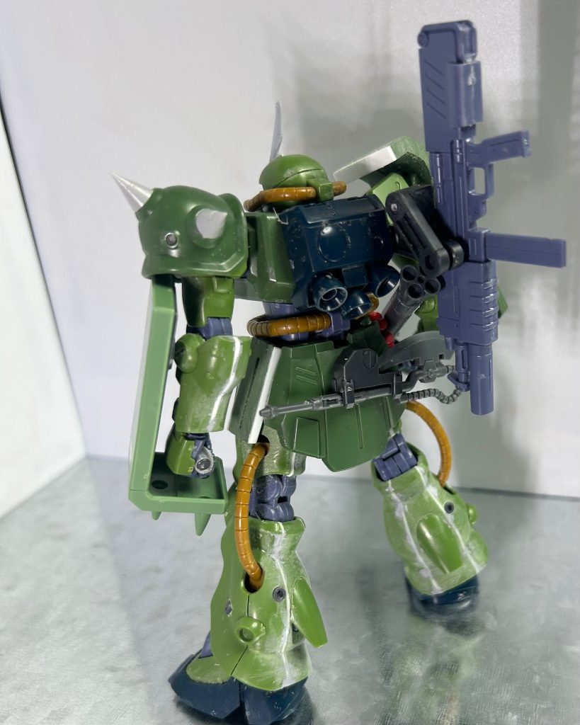 バックパック。唐突にマシンガンを懸架させたくなったのでアームを増設しました。境界戦機のアーム…やはり結構便利…。脚部。太ももを縦で切断して1ミリ幅増し。脛も同様です。ふくらはぎはど真ん中にスラスターがある為、3分割して間にコンマ5をそれぞれ挟んで幅増し。