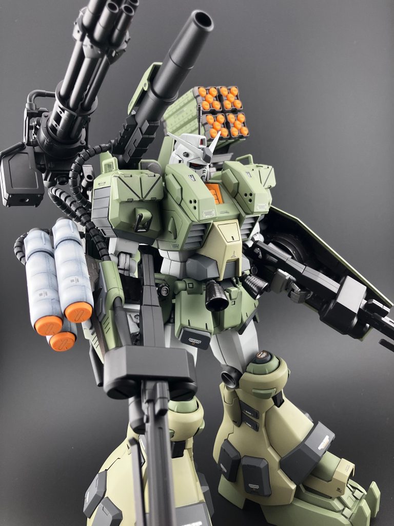 右背面武装のビームキャノンとガトリングキャノンガトリングはガンと言うには砲口の径が大きい為、キャノンとしました。
