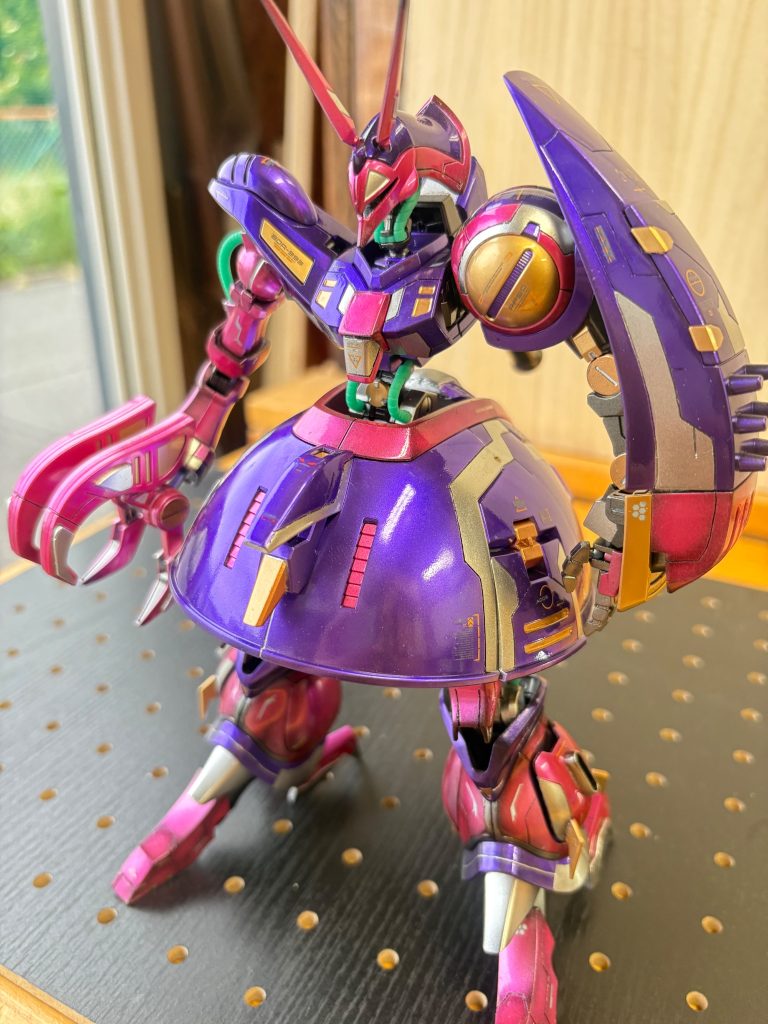 両サイドのふくらはぎ部を分割&プラ板を貼り付けアンクルガードを瞬着でくっつけましたその他各所にプラ板&パーツをくっつけてあります意外と違和感なくて満足です😀