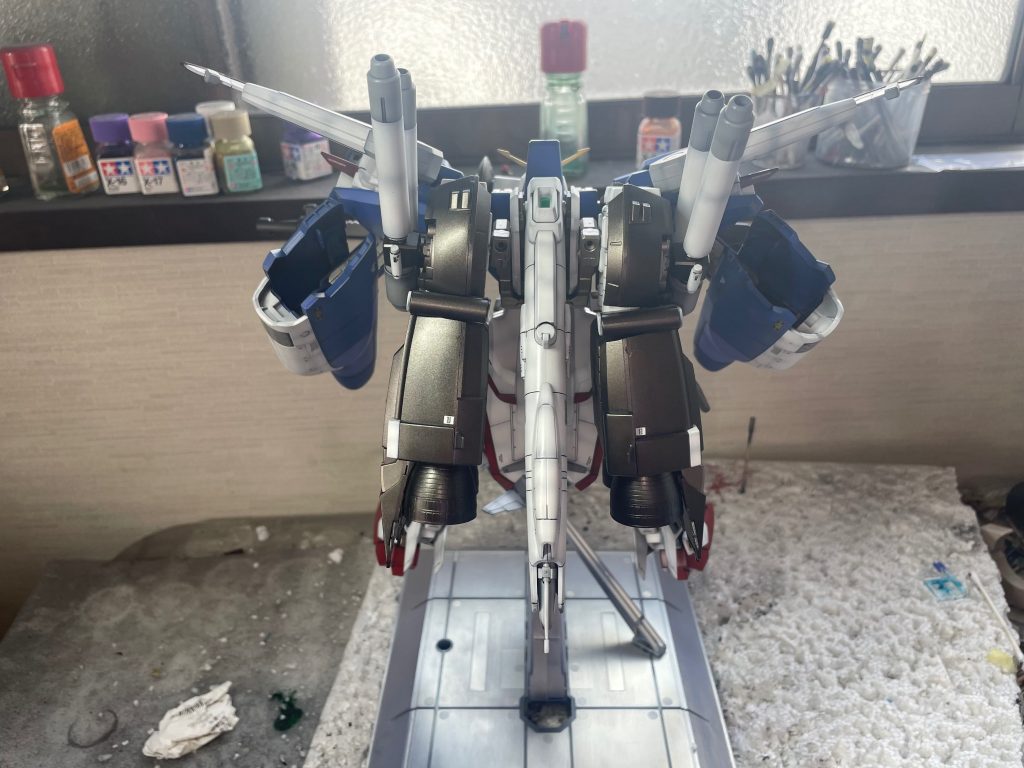背面ホワイト部分も少しグレーを残してあります。狙った感じにはなりましたが、スタビライザーにももう少しグレーを残しておいた方が良かったかもしれません。
