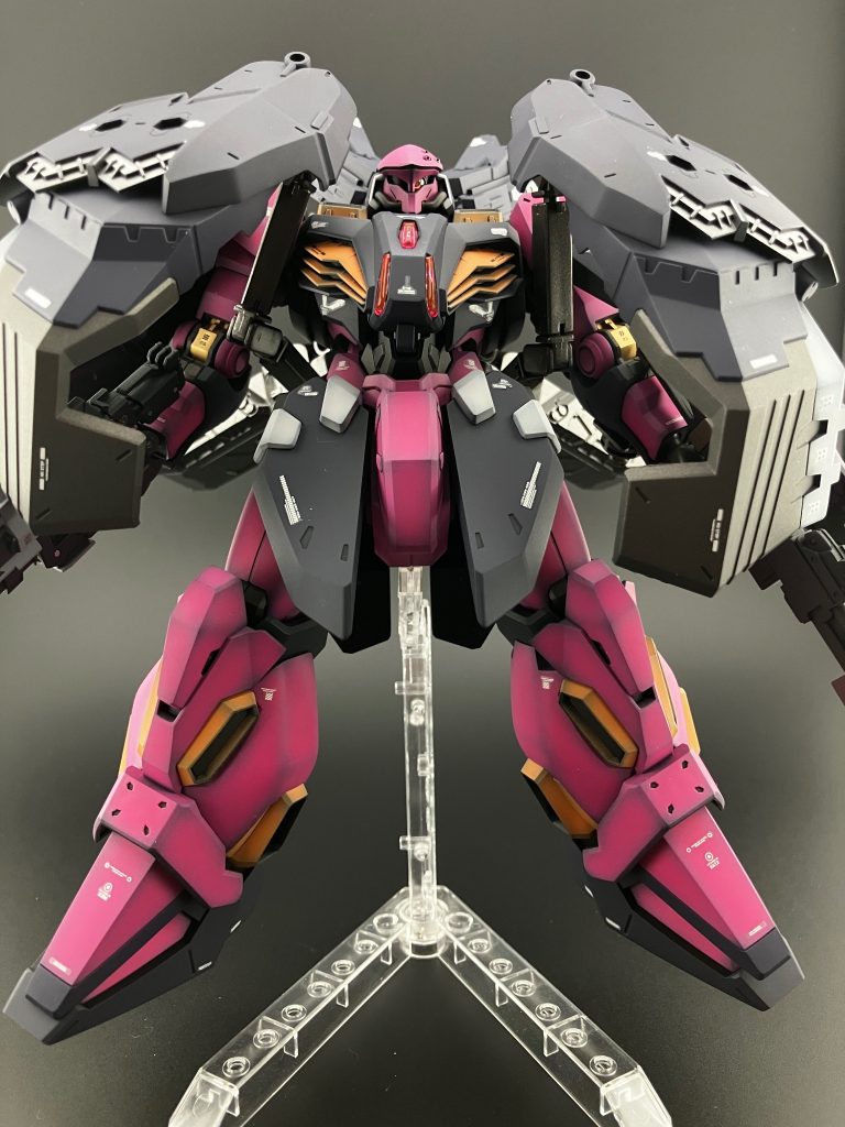 また、バックユニットの外装はプロテクターの役割もあり、付属のサブアームで、前後の装備が可能です。