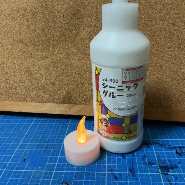 ジオラマ公開の前にアレックスの頭を落とします！！いつも通り溶かすんですが、、古いキットなので胴体の中身がスカスカだったんですよで、どうしたものかなって考えてたらジオラマを作る時に使ってたシーニックグルーがあるではないか！！？で、それを盛って火で炙ってみたんですが、そしたらぱちぱちって音がして、沸騰してたんですよねw多分シーニックグルーの中の水分が飛んだんだと思いますが、すごくいい感じに固まってくれました！！シーニックグルーナイス！！w（ボンドでできるかは知らない）全身の画像はジオラマの時まで楽しみに待っててくださいな！！（3枚目）