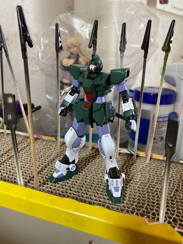 ガンダムピクシーにある三角のモールドを消して、バトルオペーレション２に出てくる機体のモールドを参考にしてモールドを掘りました