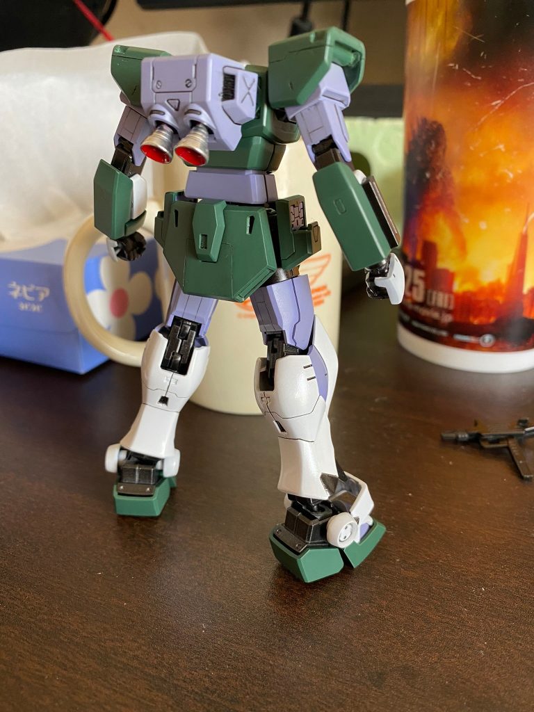 一番きつかったのは足のふくらはぎのモールドでガムテープなどをくっつけて優しく、かつ目立たせるために掘りました。