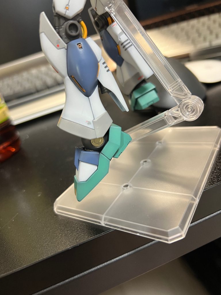 色は基本的にカラーガイドに従いましたが関節部は他のグレーパーツと差別化したかったので、ライトニンググレー2に少量のブラックを混ぜた色を塗りました。うっすらメタリックが入りかなり良い感じで気に入りました。今後の内部フレームの選択肢になりました。また、一部差し色にゼウスシルエットゴールドを塗りましたが、あまり主張が強くなく差し色として気に入りました。