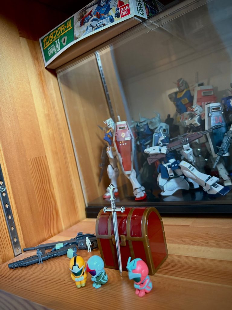 騎士ガンダムの小物は100均の宝箱と剣あとは小さな金貨や王冠でもあれば☺️